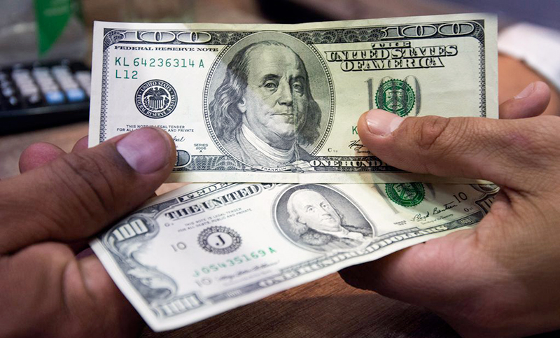 El dólar oficial cerró a $ 135,79 y los dólares bursátiles operaron con alzas de hasta 1%