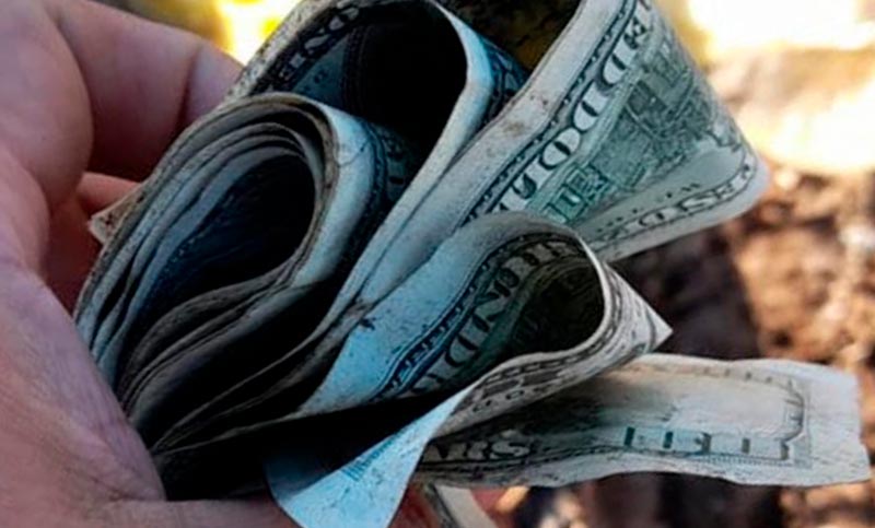 Las Parejas: trabajadores encontraron miles de dólares dentro de un ropero en un basural