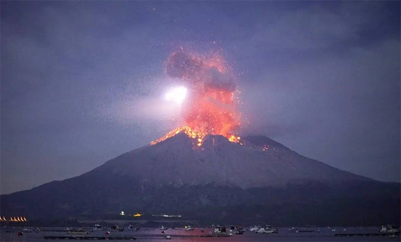 Evacúan y emiten alerta máxima en Japón por la erupción de un volcán