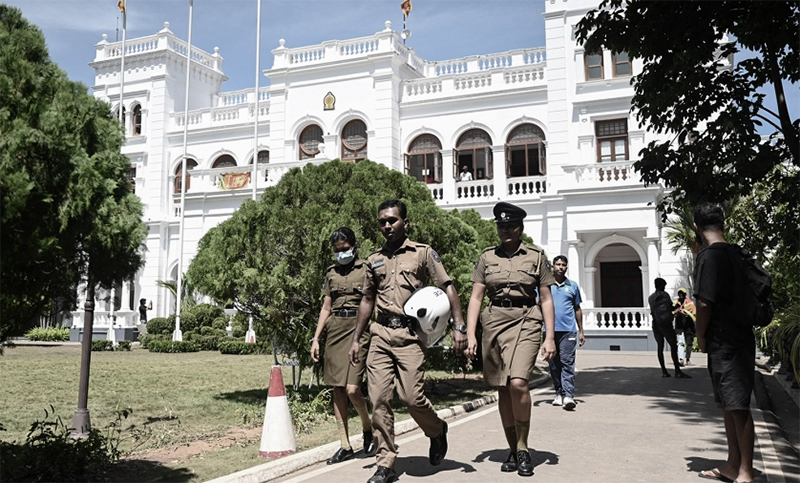 Manifestantes de Sri Lanka desocupan edificios públicos, pero insisten con sus reclamos