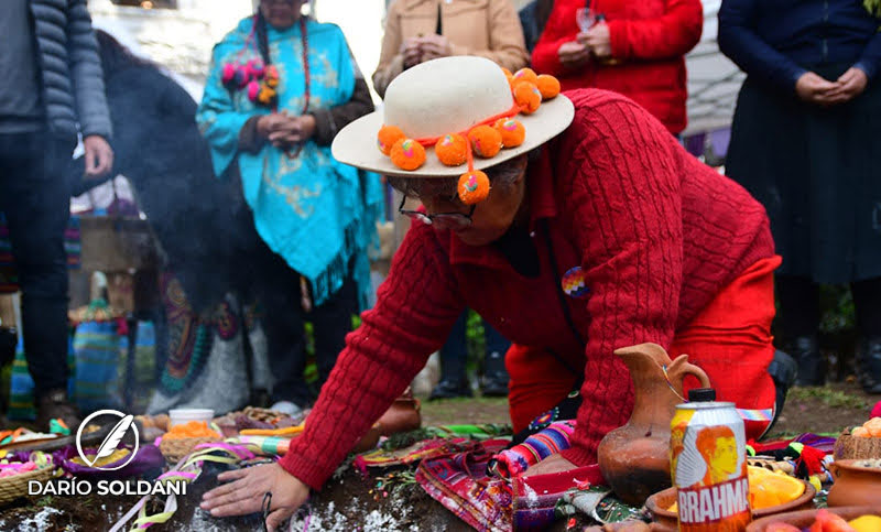 Realizaron el tradicional ritual de la Pachamana en la plaza Pringles