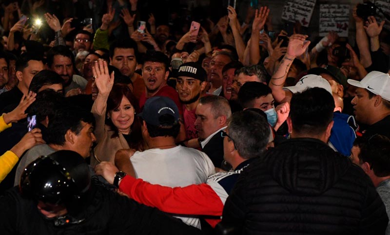Continúa la vigilia en apoyo a Cristina Fernández en Recoleta
