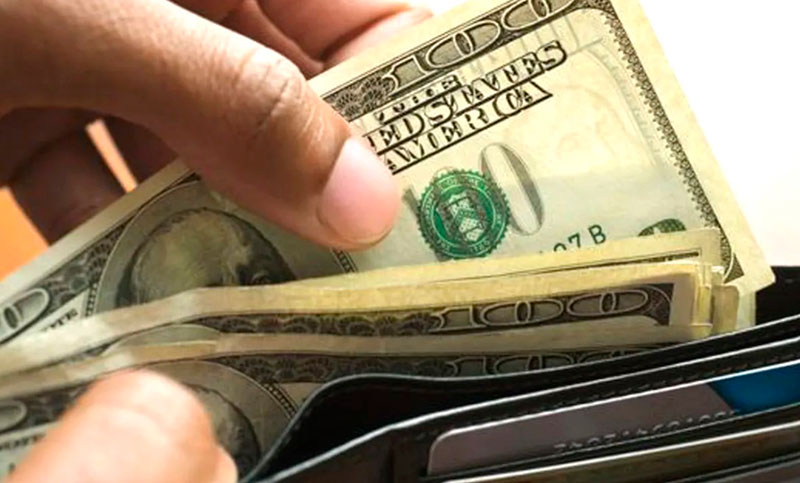 El dólar oficial cerró a $144,58 y los bursátiles cotizan con altibajos