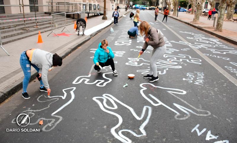 «Pariendo Justicia» vuelve a pintar siluetas para recordar a las víctimas de crímenes violentos