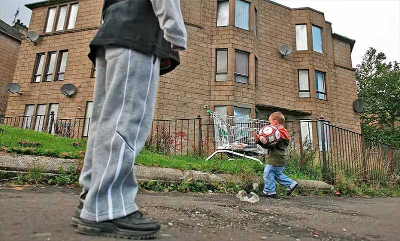 Los ingresos de los hogares británicos caerán y la pobreza aumentará, según informe