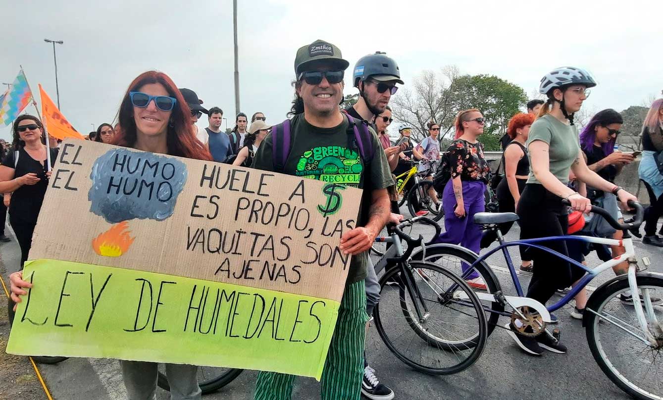 Cientos de personas se manifestaron en el Puente Rosario-Victoria en repudio a la quema en las islas