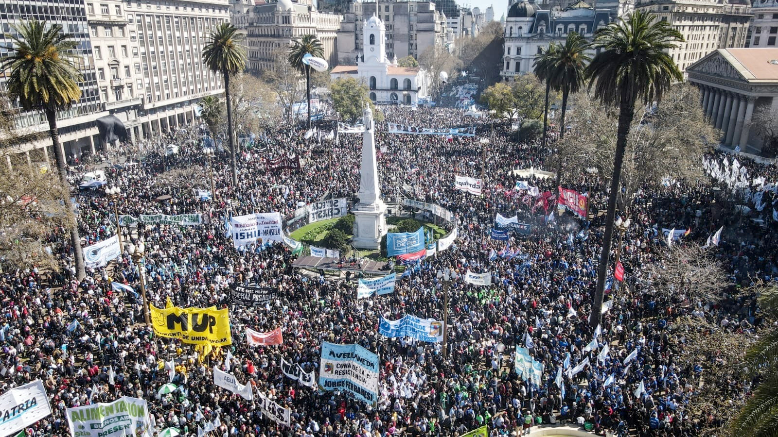 Multitudinaria concentración en Plaza de Mayo y otras ciudades tras el atentado a Cristina