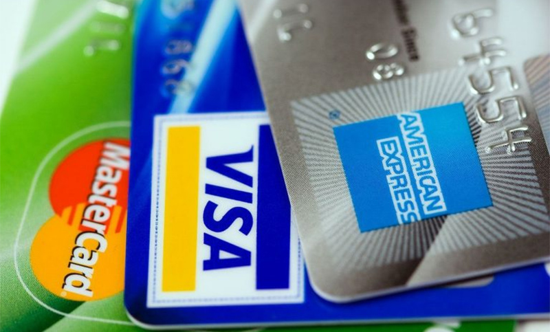 La población norteamericana recurre cada vez más a tarjetas de crédito para comprar artículos esenciales