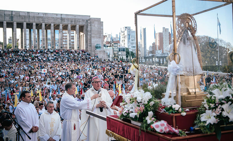 Rosario imploró a la Virgen por la paz