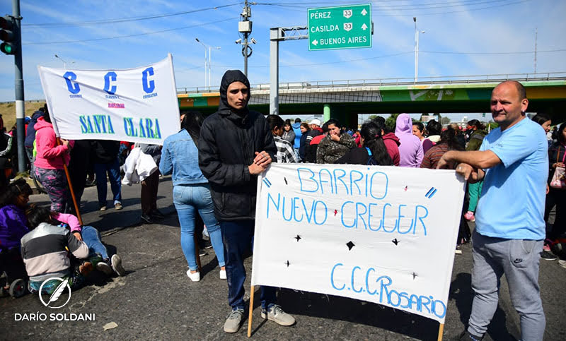 Varios cortes en Rosario y alrededores para pedir trabajo: «Estamos pasando por un ajuste muy bravo»