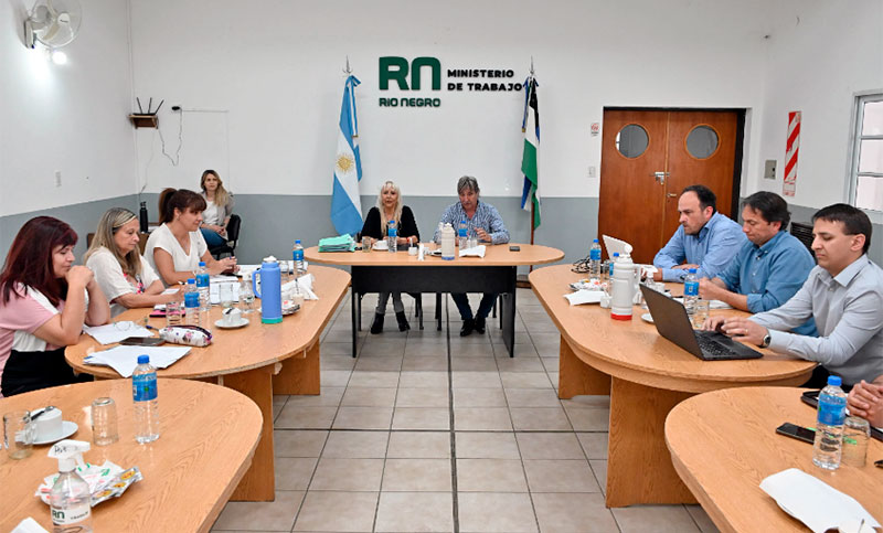 Docentes de la provincia de Río Negro rechazaron una oferta salarial del 88 % de aumento