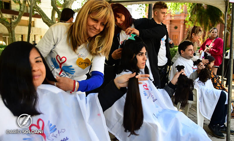 Corte de cabello solidario en plaza 25 de Mayo por el mes de lucha contra el cáncer de mama