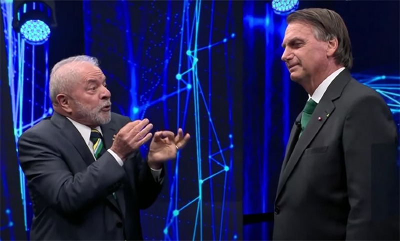De pie, frente a frente y con menciones a Argentina: Lula y Bolsonaro debatieron de cara al balotaje