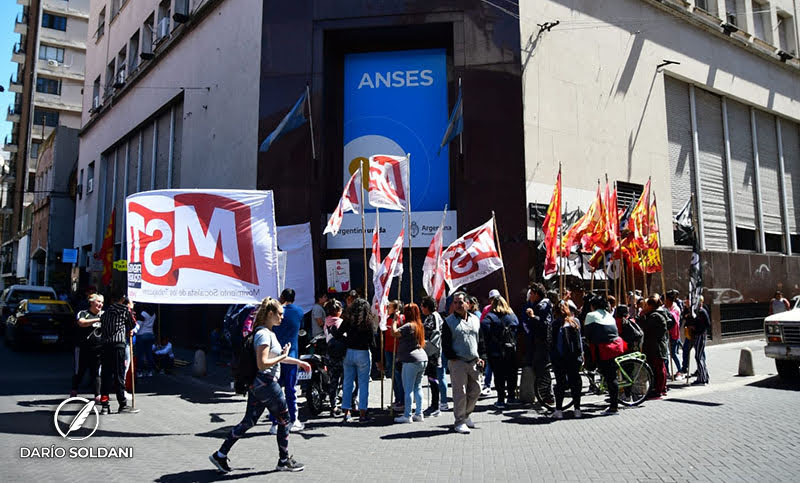 Trabajadores de limpieza autoconvocados se manifestaron por la reapertura de la paritaria del sector
