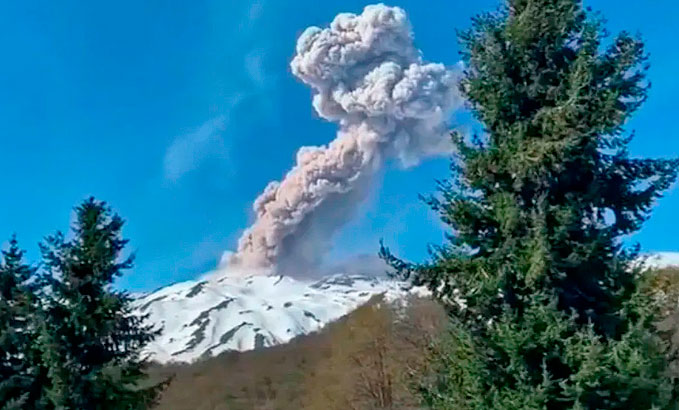 El volcán Chillán entra en erupción en Chile y sus cenizas llegan a la provincia argentina de Neuquén