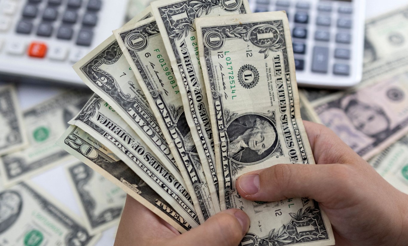Tras anuncios del Gobierno, el dólar blue siguió en baja y cerró a $282