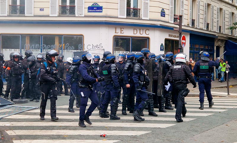 En una tensa jornada, miles de personas salieron a las calles de Paris por la crisis económica