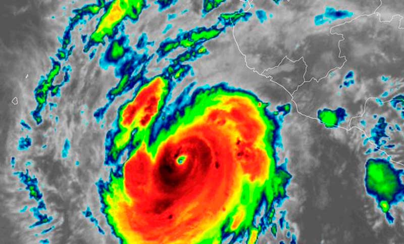 El huracán «Roslyn» sube de categoría y se acerca a la costa del Pacífico