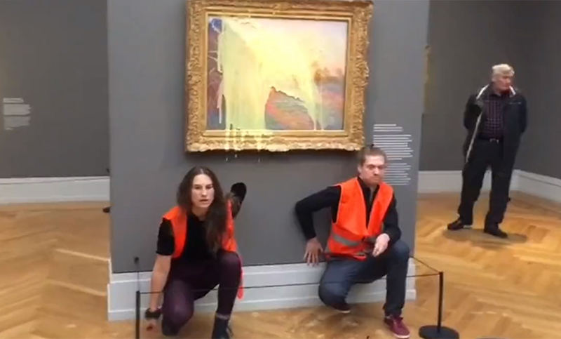 Luego del ataque a una obra de Van Gogh, lanzaron puré contra “Les Meules” de Monet