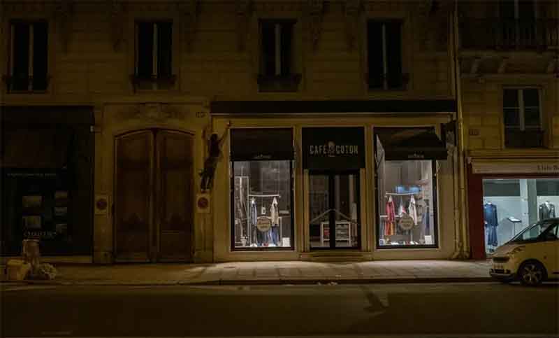 Crisis energética en Paris: acróbatas de parkour apagan las luces de las tiendas