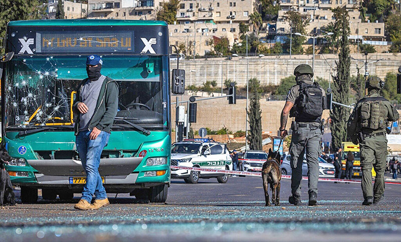 Un adolescente murió y más de 20 personas resultaron heridas en dos ataques con bombas en Jerusalén