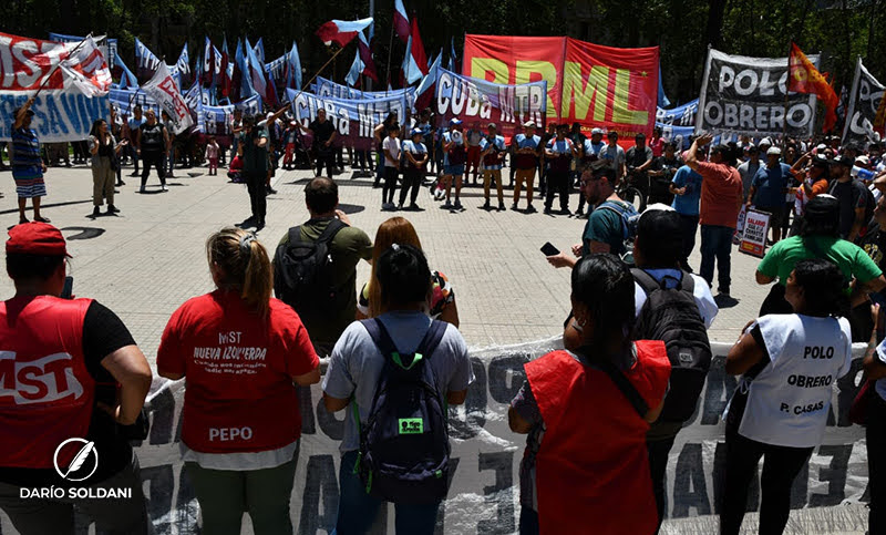 Piqueteros se movilizaron en Rosario exigiendo un aumento del salario mínimo