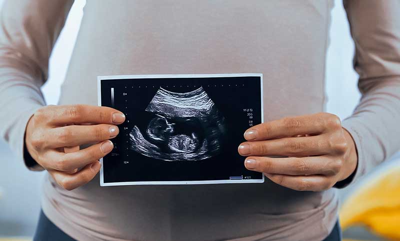 Hallaron ocho embriones en el abdomen de una bebé de 21 días