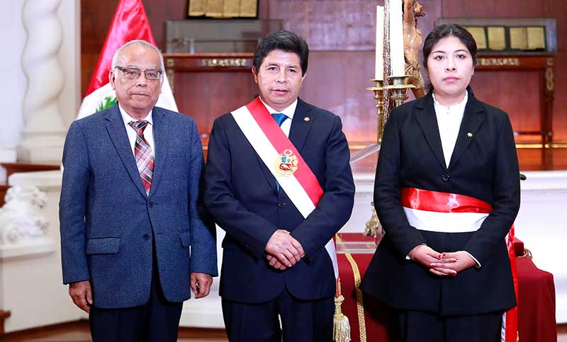 Perú: Castillo cambió un tercio de su gabinete y la oposición lo acusó de intentar disolver el Congreso
