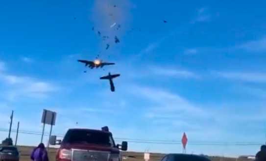 Dos aviones chocaron en pleno vuelo durante festival aéreo en EEUU
