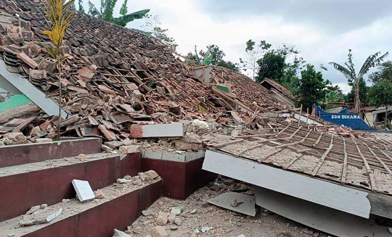 Son más de 160 los muertos por un terremoto en Indonesia: continúa la búsqueda de víctimas