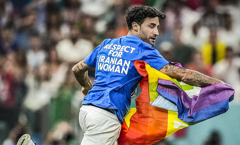 Un hincha irrumpió en la cancha con la bandera LGBTIQ+ en Qatar 2022