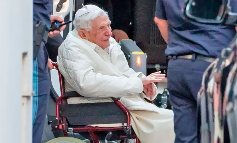 El Vaticano anuncia un «agravamiento» en la salud de Benedicto XVI y el Papa pide rezar por él