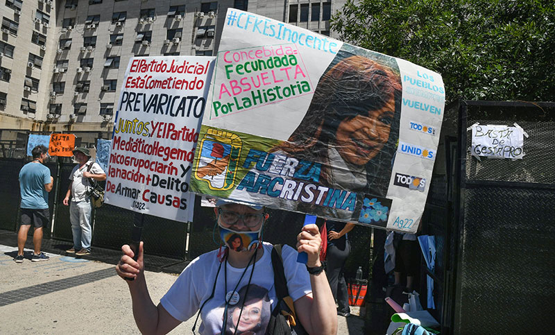 Manifestantes y agrupaciones concentraron frente a Comodoro Py en apoyo a Cristina Kirchner