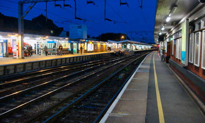 Una huelga de trenes inicia una serie de paros en Reino Unido por reclamos salariales