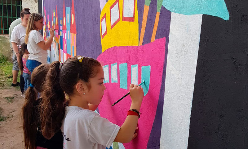 Con pinturas y colores, FAE cerró otro mes de intensos trabajos en escuelas rosarinas