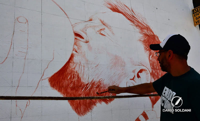 Homenaje en las paredes: realizan un mural de Lionel Messi besando la Copa del Mundo