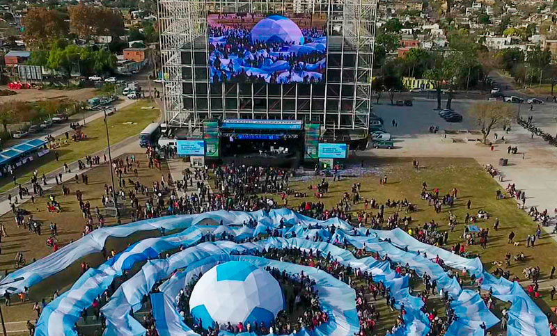 Con pantallas gigantes y espacios compartidos, Rosario disfruta la final del Mundial