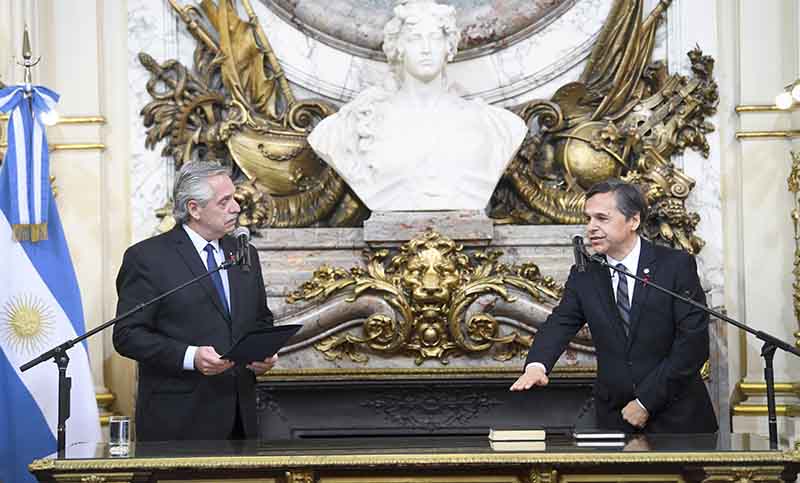El Presidente le tomó juramento al nuevo ministro de Transporte, Diego Giuliano