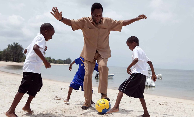 Pelé llevó calma sobre su estado de salud