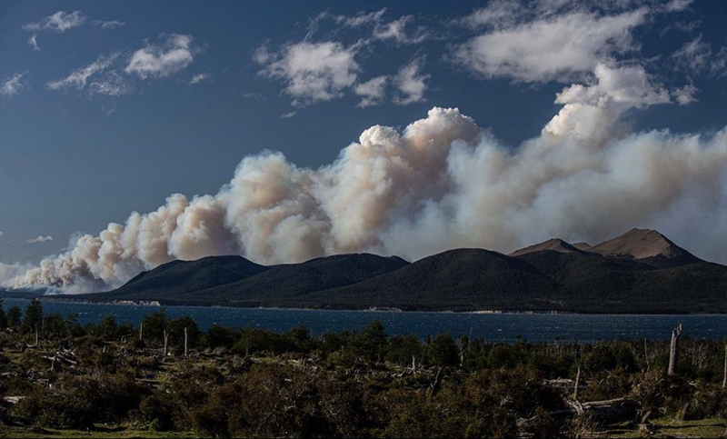 Otros 52 brigadistas se suman para combatir el incendio forestal en Tierra del Fuego
