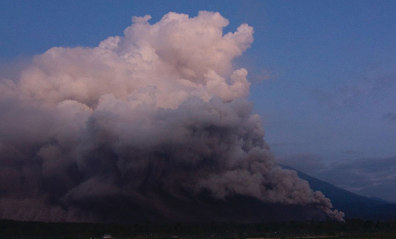 Indonesia declaró alerta máxima y evacuó a cerca de 2.000 personas por la erupción de un volcán