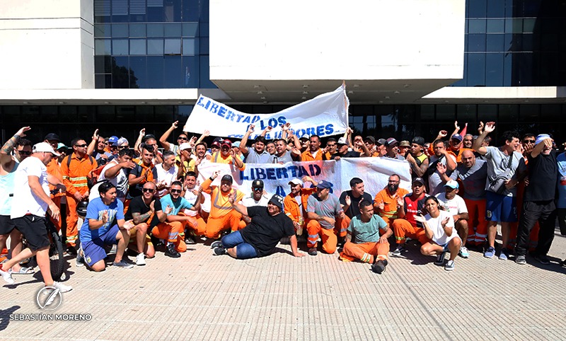Portuarios movilizaron al Centro de Justicia Penal para pedir por la libertad de los trabajadores detenidos