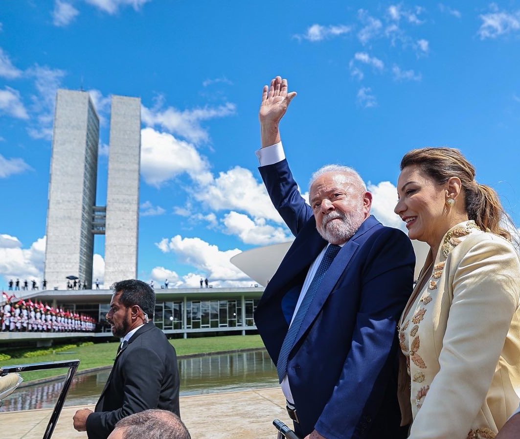 En una multitudinaria ceremonia democrática Lula asumío por tercera vez la presidencia en el Brasil