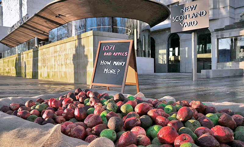 Tiran miles de «manzanas podridas» frente a la sede de Scotland Yard en Londres en protesta por abusos