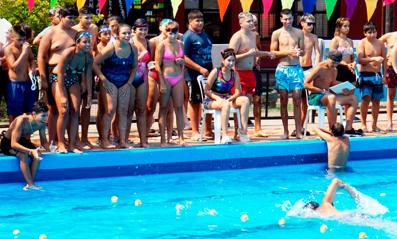 Cerca de 300 jóvenes disfrutaron de un acuatón en el Parque del Mercado