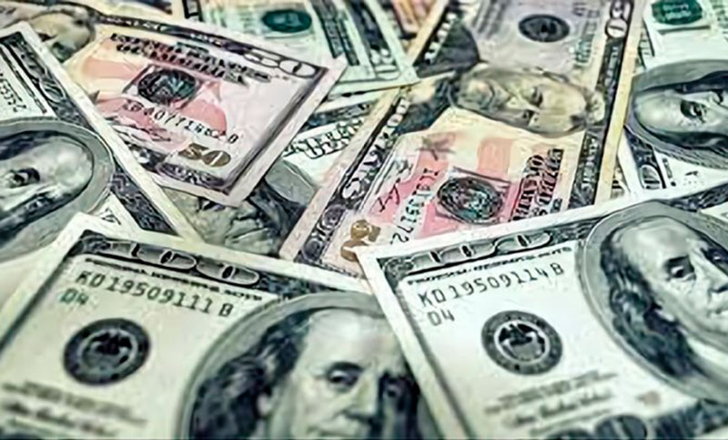 El dólar blue registró su cuarta suba consecutiva y cerró en $359