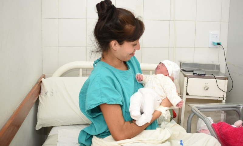 La primera bebé del año nació en Rosario y se llama Génesis