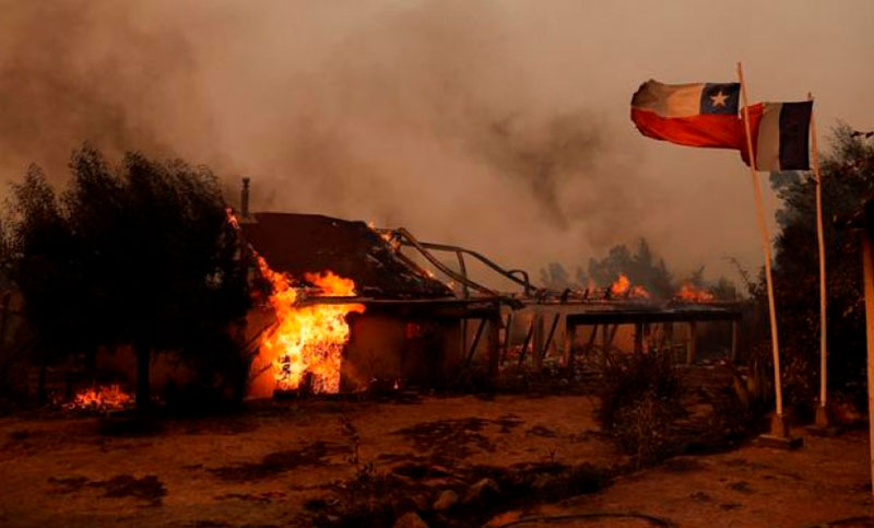 Se mantienen activos más de 300 incendios forestales en Chile