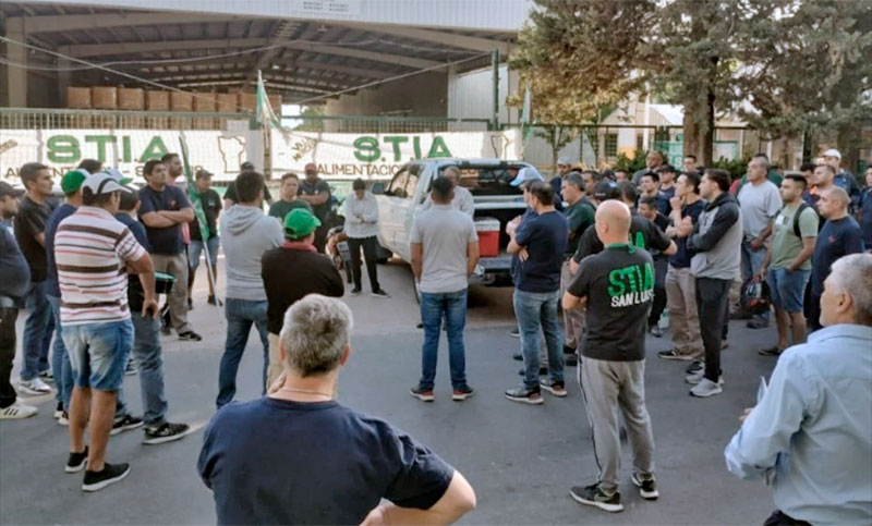 Continúa el bloqueo de los trabajadores de una empresa de Baggio en San Luis por salarios adeudados