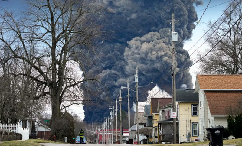 Liberaron gases tóxicos de manera “controlada” tras el descarrilamiento de un tren en Ohio